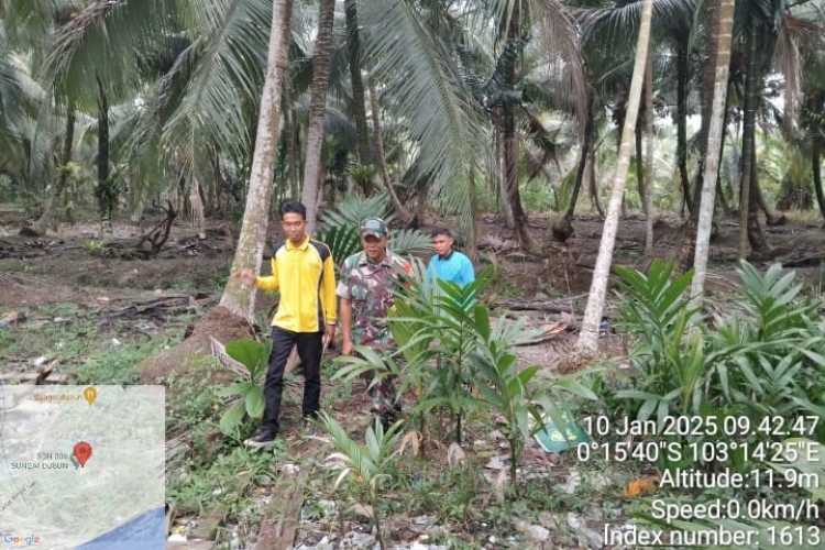 Dengan Komsos, Babinsa Koramil 12/BTK Mengajak Masyarakat Waspada Karhutlah