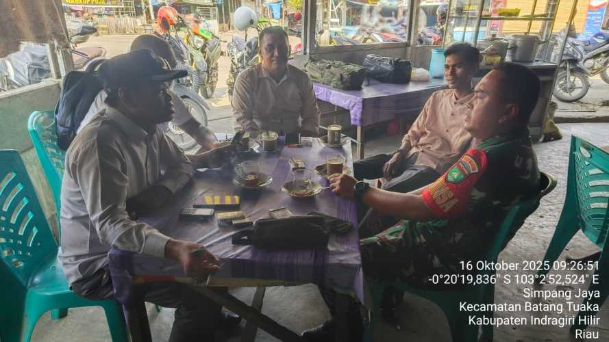 Babinsa Koramil 12/Batang Tuaka Ajak Warga Desa Simpang Jaya Kelola Sampah dengan Baik