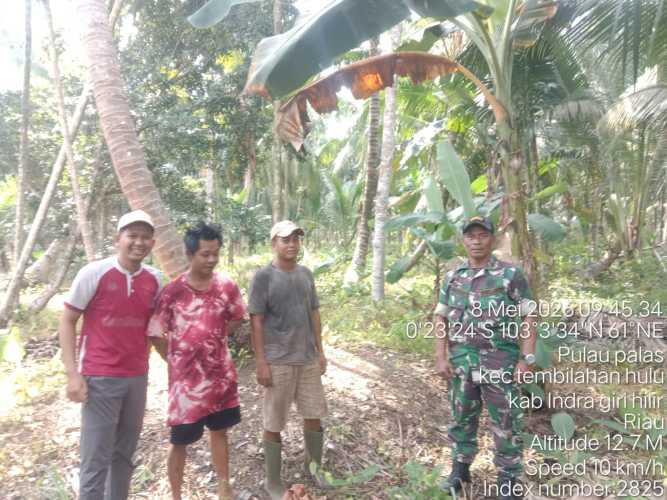 Tingkatkan Pengamanan Wilayah, Babinsa Koramil 01/Tembilahan Gelar Patroli dan Sosialisasi Tapal Batas