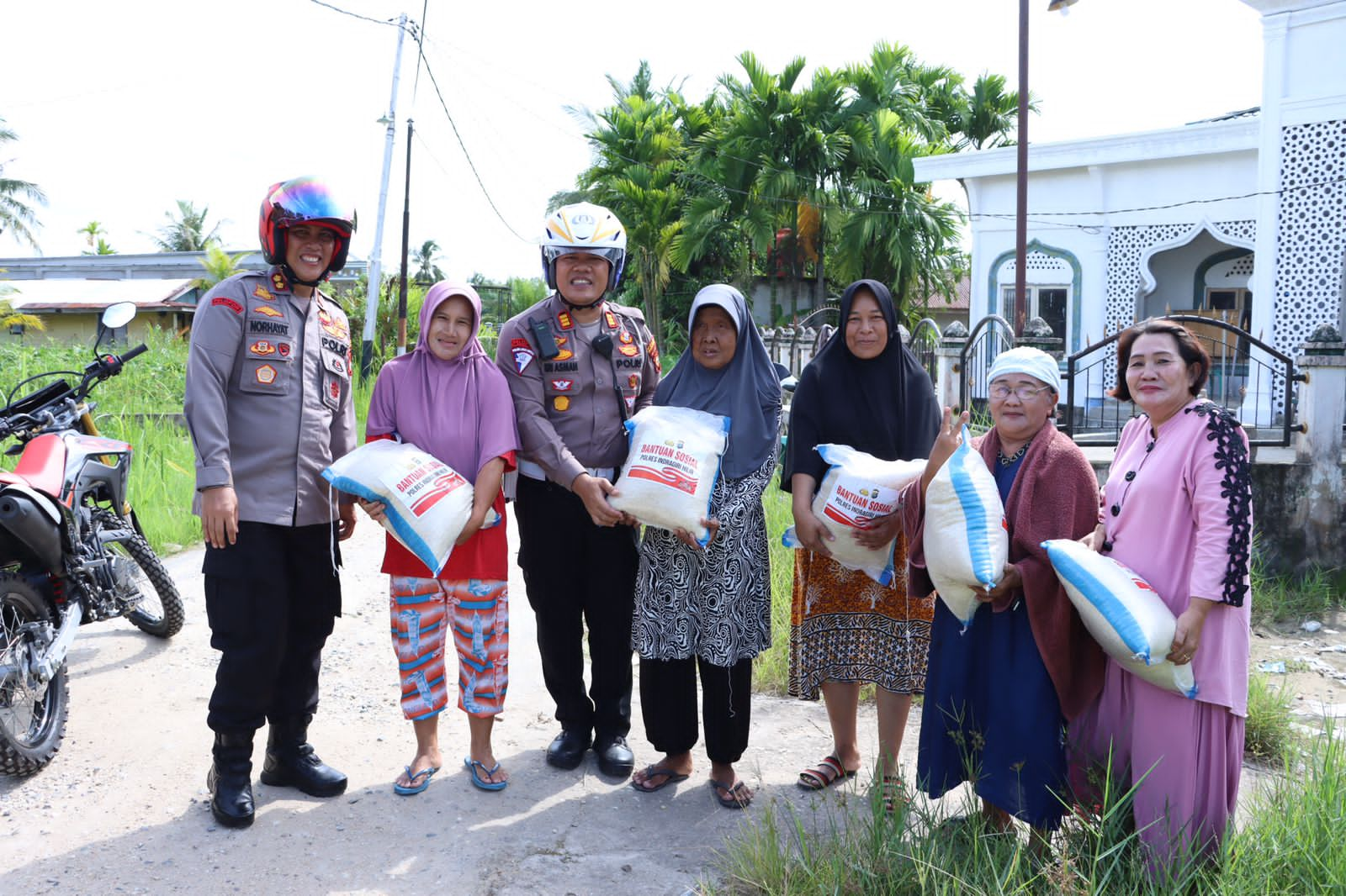 Kapolres Humanis Ini Terjun Langsung Bagikan Paket Bantuan Sosial