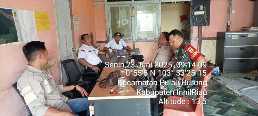 Babinsa Koramil 11/Pulau Burung Perkuat Sinergi dengan Kepala Desa dan Bhabinkamtibmas di Desa Teluk Nibung