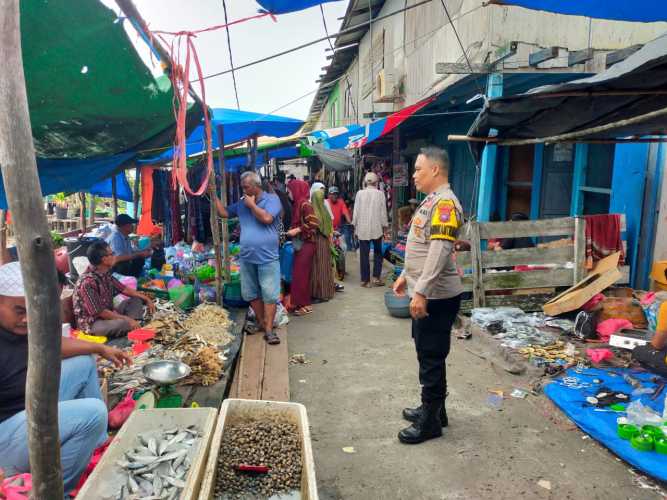 Bhabinkamtibmas Polsek Kuindra Gelar Sambang Kamtibmas di Pasar Mingguan Desa