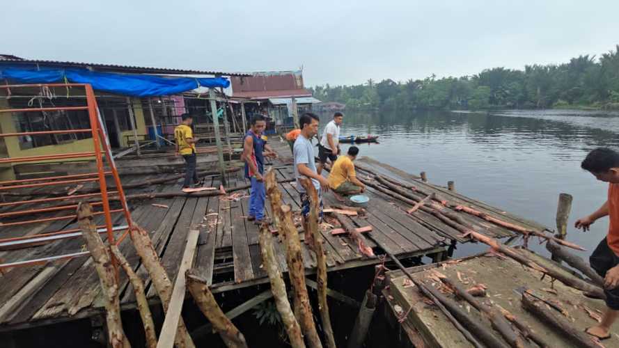 Babinkamtibmas Polsek Pelangiran Gerakkan Gotong Royong Perbaikan Jalan Pelantar dalam Rangka Ekspedisi Presisi Merah Putih