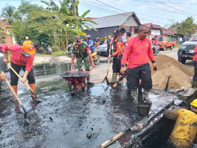 Menghadapi potensi bencana hidrometeorologi, Babinsa Sertu Suratno Perbaiki Sistem Drainase Kota