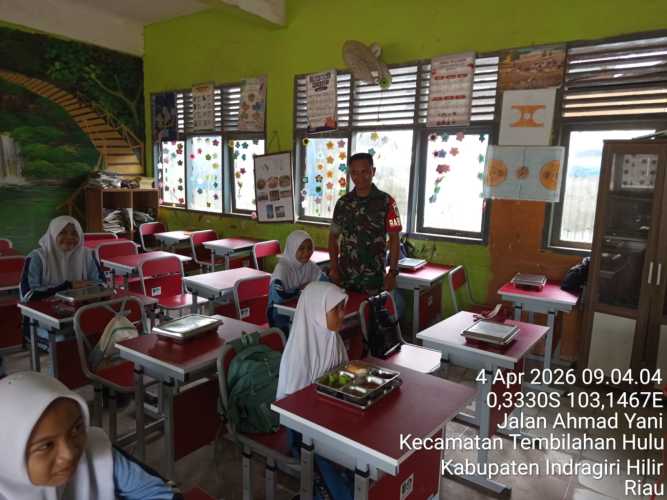 Babinsa Serda Ronal Manalu Aktif Dampingi Penyaluran Makan Bergizi Gratis di Tembilahan Hulu