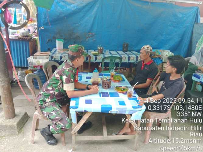 Babinsa Koramil 01/TBH Aktif Jaga Komunikasi dengan Pedagang Lokal