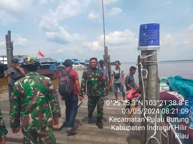 Serda Ahmad Feri Cek Manifes di Pelabuhan Penumpang Bersama Apdes