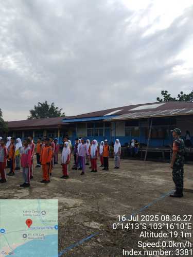 Babinsa Koramil 12/Batang Tuaka  Kenalkan Baris Berbaris dan Kedisiplinan dalam Masa Orientasi Siswa