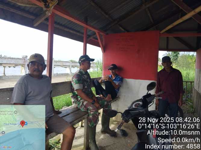 Babinsa membentengi generasi muda dari pengaruh negatif.