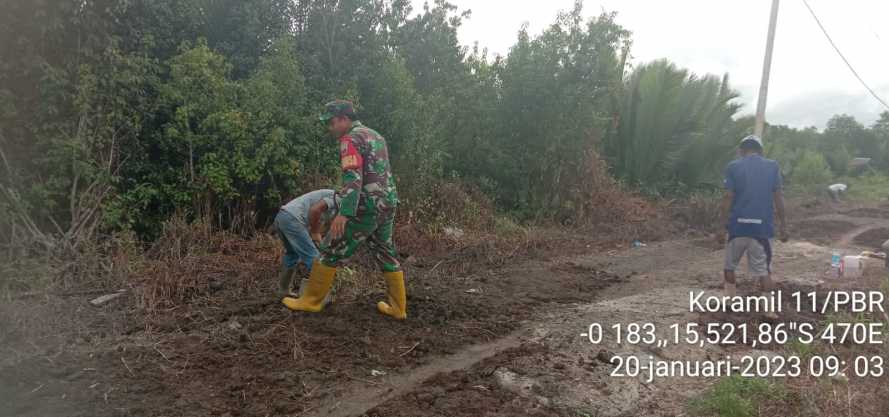 Babinsa Lakukan Pembenahan Jalan Poros Desa dengan Swadaya