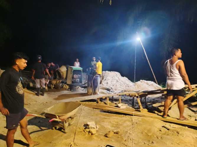 Lembur hingga Malam, Personel Kodim0314/Inhil dan Warga Pacu Progres Pembangunan Jembatan Perintis Garuda di Kemuning