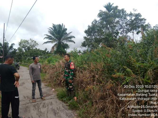 Babinsa dalam mengamati situasi kamtibmas melalui patroli tapal batas