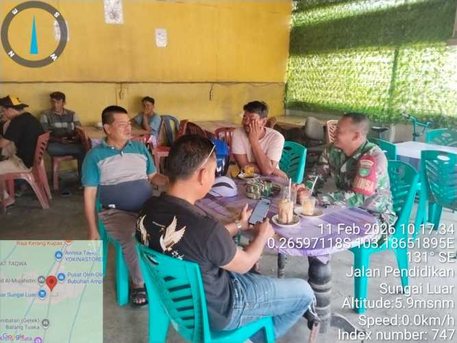 Babinsa Sungai Luar Gencarkan Komsos, Ingatkan Warga Waspada Musim Kemarau