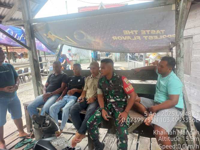 Babinsa Kodim 0314/Inhil Jalin Keakraban dengan Warga, Tingkatkan Kamtibmas di Desa Mandah