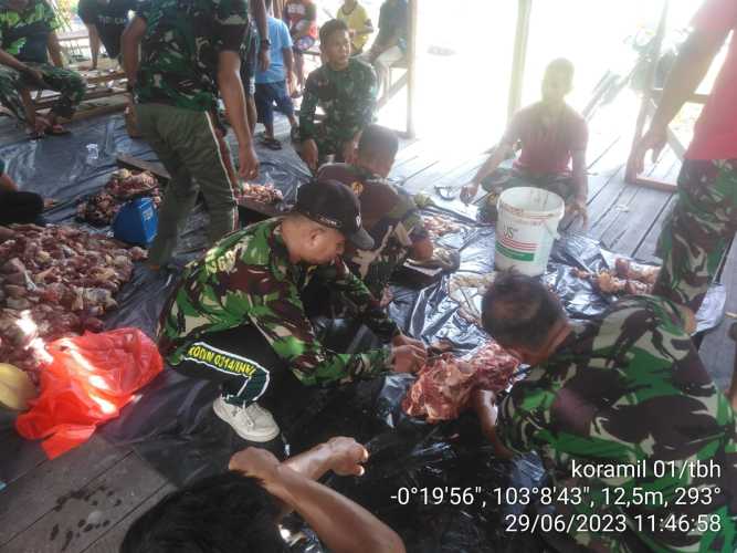 Serma Darmanayah menjadi ketua tim penyembelihan hewan qurban kodim 0314/inhil