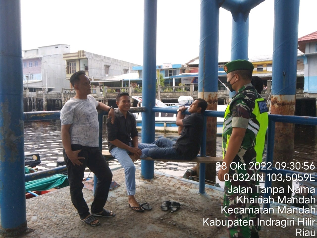 Serda Tomi Firman  Babinsa Koramil 08/Mandah Kodim 0314/Inhil Mengatur Arus Mobilisasi Penumpang