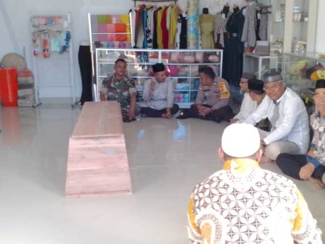 Sebagai Wujud Rasa Simpatik,Babinsa Melayat Almarhumah Kades Jerambang