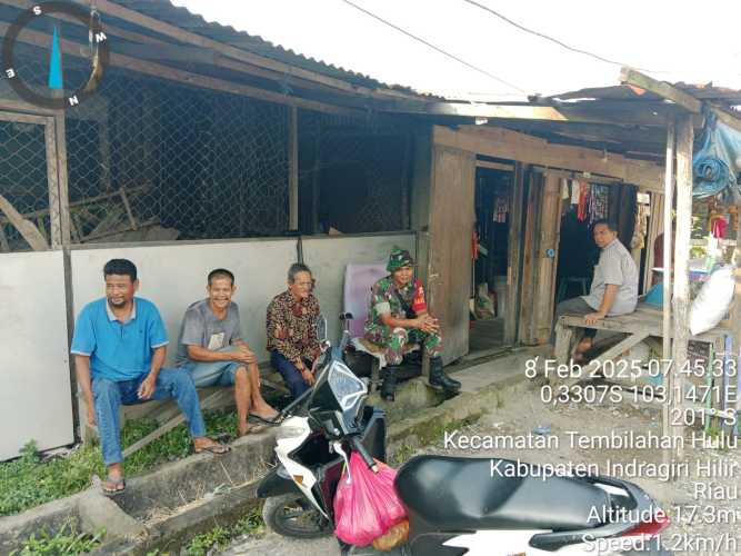 Babinsa Koramil 01/Tbh Laksanakan Komsos di Pasar Kayu Jati, Ajak Warga Jaga Kebersihan Lingkungan