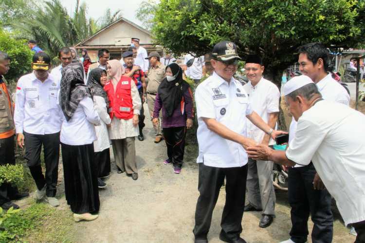 Bupati dan Ketua PMI Inhil Santuni Korban Kebakaran dan Puting Beliung di Kecamatan Keritang