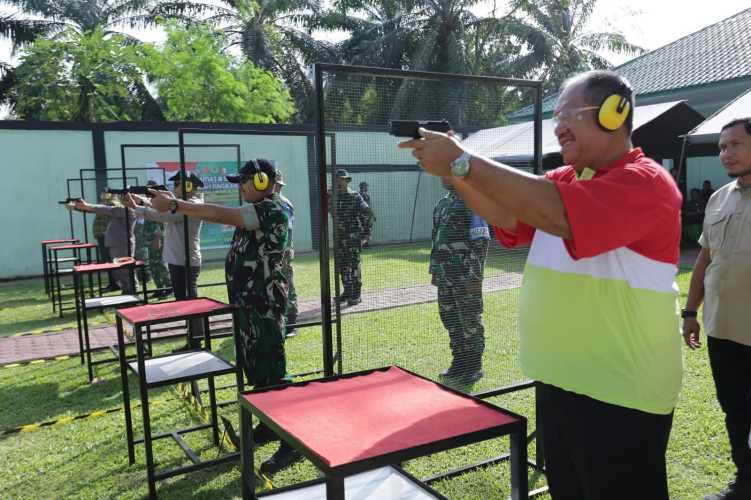Komandan Kodim 0208/Asahan Bersama Forkopimda Ikuti Eksibisi Olahraga Menembak Executive dan Air Rifle