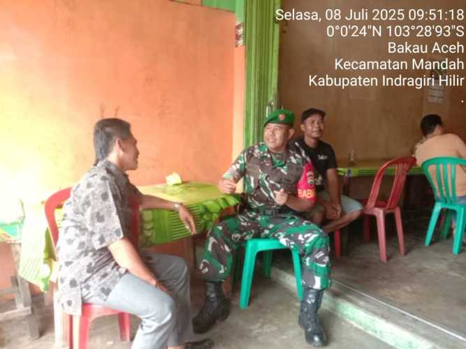 Babinsa Sertu Mistar Mencegah Gangguan Kamtibmas dengan Komsos Terpadu