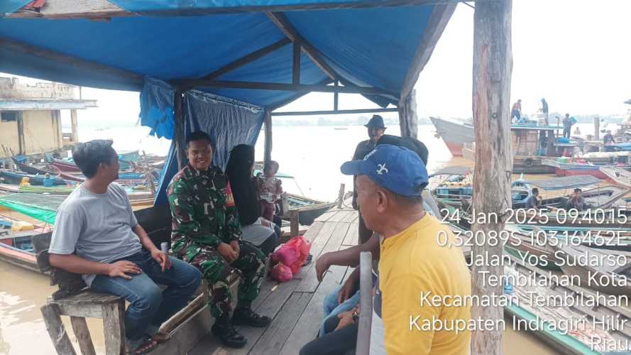 Babinsa Gelar Komsos di Pelabuhan Kuala Enok Membangun Kepercayaan Masyarakat