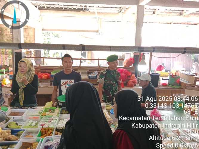 Babinsa Koramil 01/Tembilahan Menjaga Ketertiban dan Kebersihan Pasar Kayu Jati