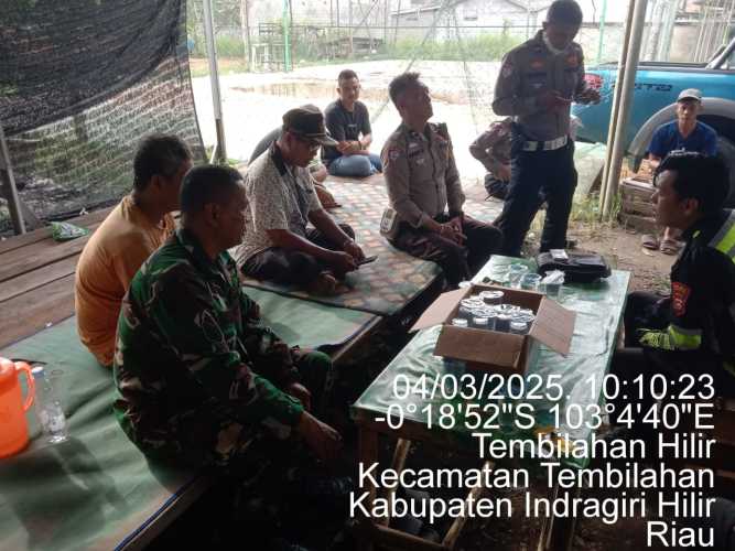 Babinsa Koramil 01/Tbh Kodim 0314/Inhil Lakukan Komsos Bersama Polantas di Jalan Sudirman Tembilahan