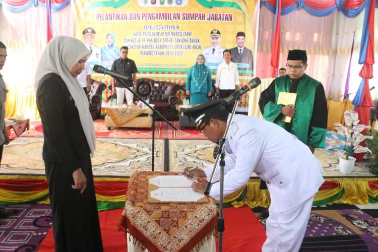 Wabup Inhil Hadiri Pelantikan Kepala Desa Bidari Tanjung Datuk