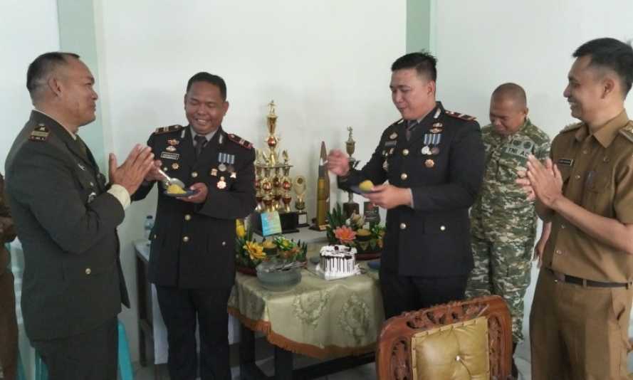 Sinergi Tanpa Batas di HUT ke-81 TNI: Polsek Tembilahan dan Forkopincam Beri Kejutan Hangat untuk Koramil 01/Tembilahan