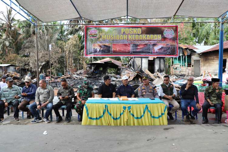 Didampingi Beberapa OPD Terkait,Pj.Bupati Inhil Tinjau Lokasi dan Serahkan Bantuan Korban Kebakaran