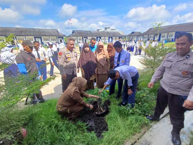 Polres Inhil Gelar Penyuluhan Green Policing dan Tanam Pohon Bersama Siswa SMPN 3 Tembilahan Hulu