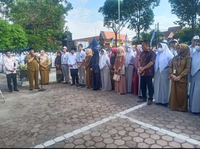 Sedih dan Haru Pelepasan dan Penyerahan  Kembali Kepada Orangtua di SMAN 8 Pekanbaru