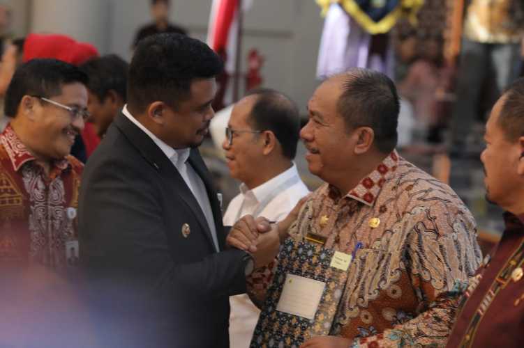 Serahkan DBH, Gubernur Sumut Tekankan Kolaborasi Bupati dan Wali Kota untuk Perkuat Layanan Dasar dan UHC