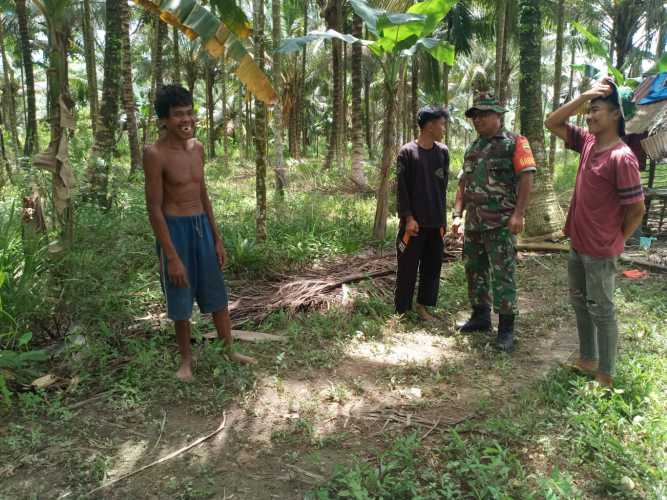 Telusuri Titik Koordinat Kritis, Babinsa Koramil 01/Tembilahan Pastikan Tapal Batas Tembilahan Hilir Tetap Aman