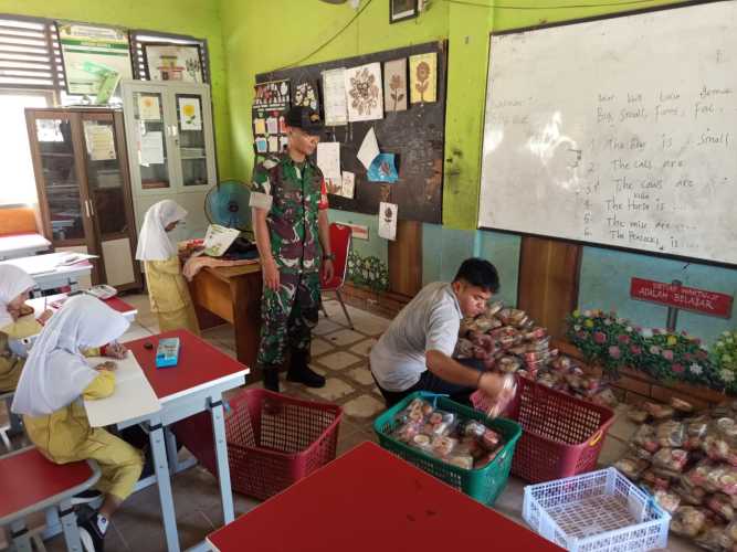 Babinsa Serda Ronald Manalu Intensifkan Penyaluran Makan Bergizi Gratis di Ramadhan 1447 H, 2.869 Porsi Tersalurkan di Wilayah Kodim 0314/Inhil
