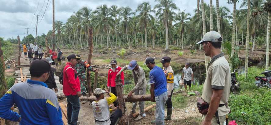 Pemdes Wonosari, Polsek dan Koramil Bersatu Perbaiki Jembatan Utama Kanal KM 12