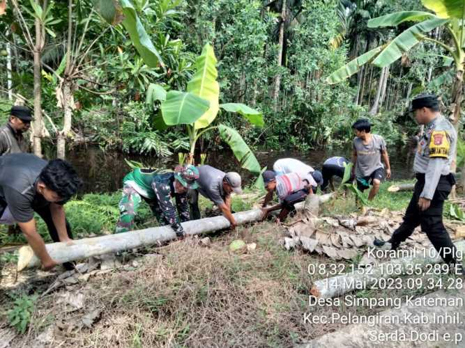 Minggu Pagi Babinsa Mengajak Warga Benahi Jalan Lintas Desa