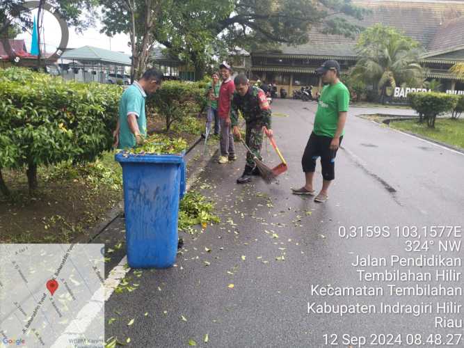 Dengan Ikut Gotong Royong, Babinsa Pekanbaru Dukung Program Kamis Bersih