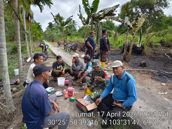 Babinsa Sungai Danai Aktifkan Jumat Komsos, Budayakan Gotong Royong Bersama Warga