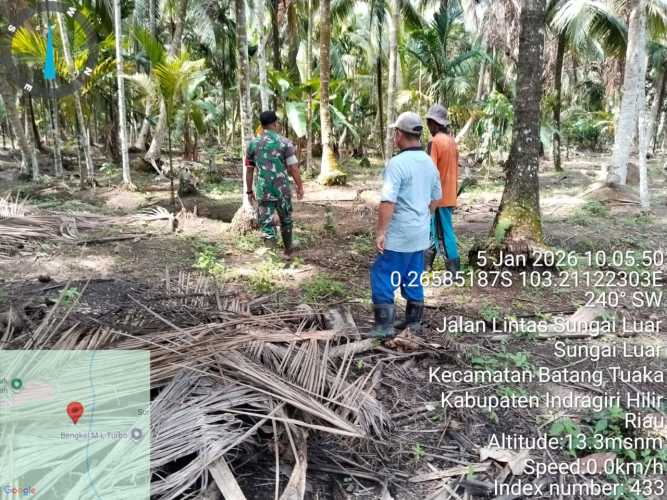 Babinsa Batang Tuaka  menjaga kewaspadaan bencana melalui patroli tapal batas