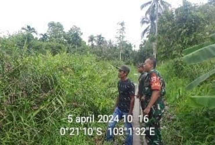 Sertu Suratno Ngecek Kebun dari Karhutlah