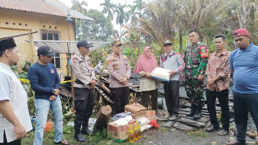 Polsek Tembilahan Hulu Hadir di Tengah Musibah, Dampingi Penyaluran Bantuan untuk Korban Kebakaran di Desa Pulau Palas