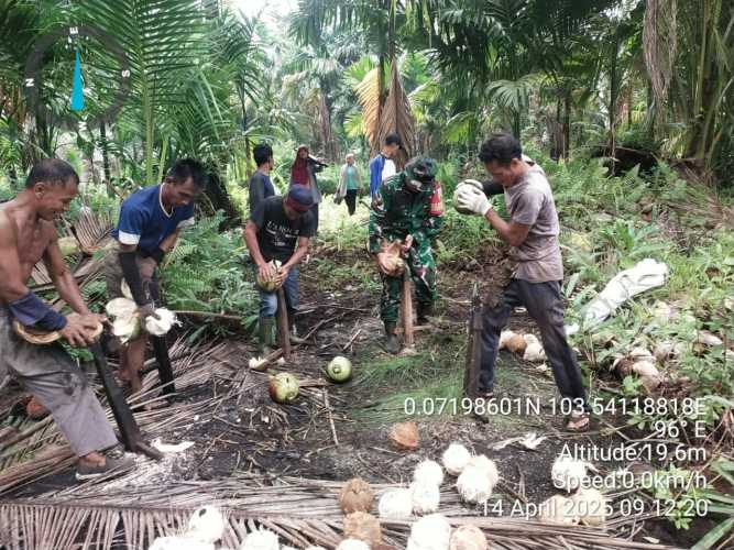 Babinsa Koramil 08/Mandah Laksanakan Kegiatan Gotong Royong Pererat Hubungan dengan Warga