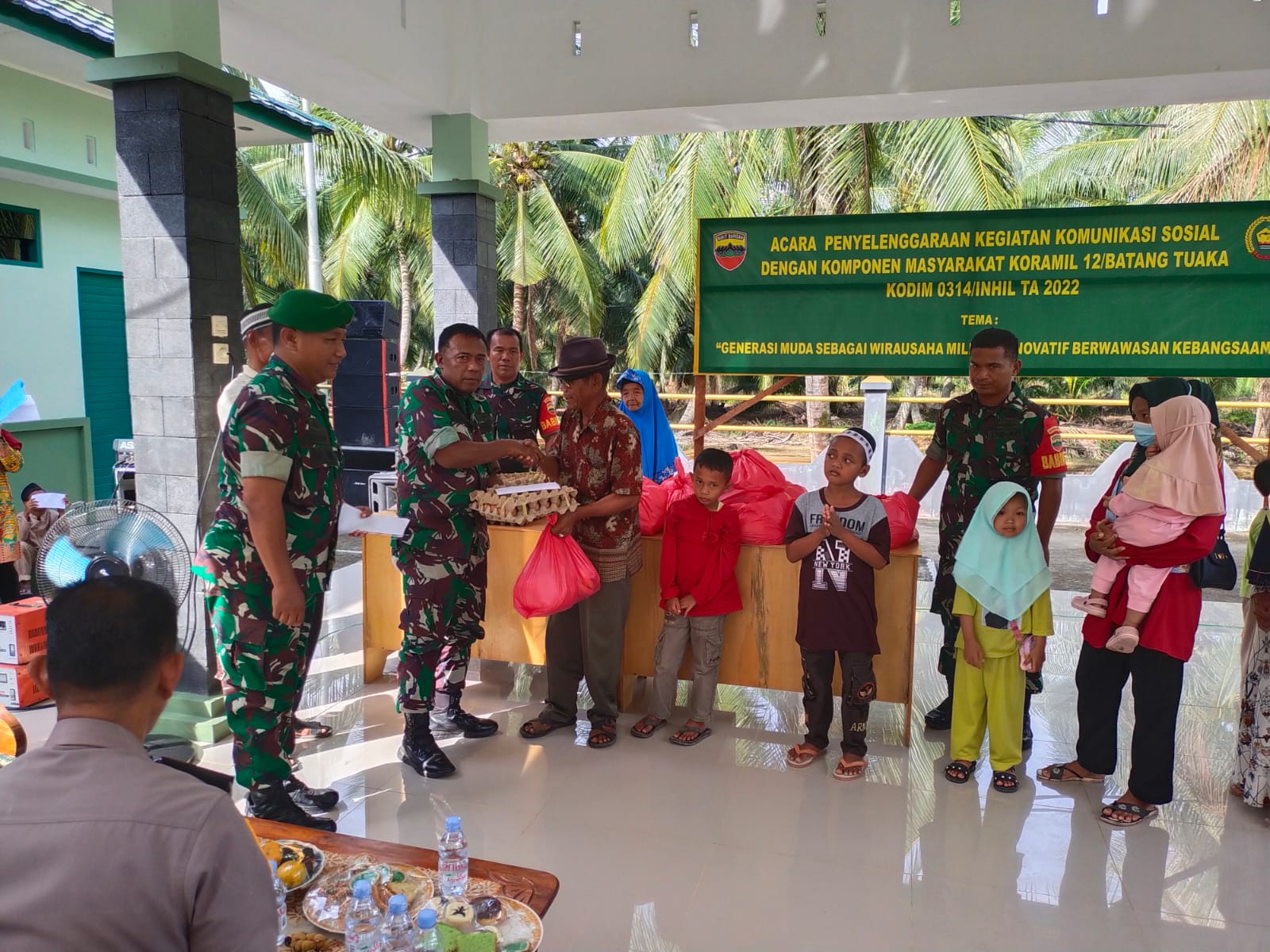 Danramil 12/Batang Tuaka Kapten Inf Tarmizi Berikan Tali Asih Kepada Anak Yatim dan Kaum Duafa