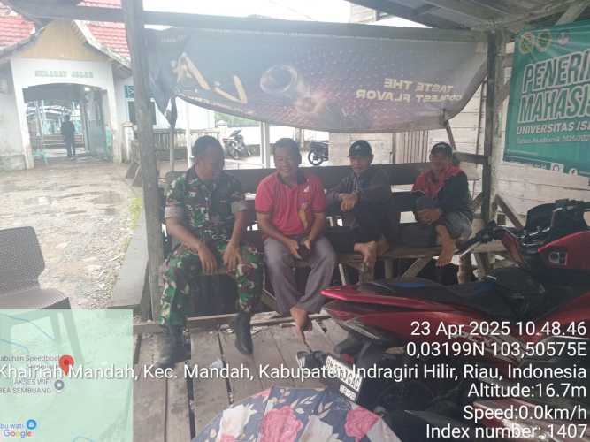 Babinsa Koramil 08/Mandah Tingkatkan Keamanan dan Kerukunan Sosial Melalui Komsos di Desa Sepakat Jaya