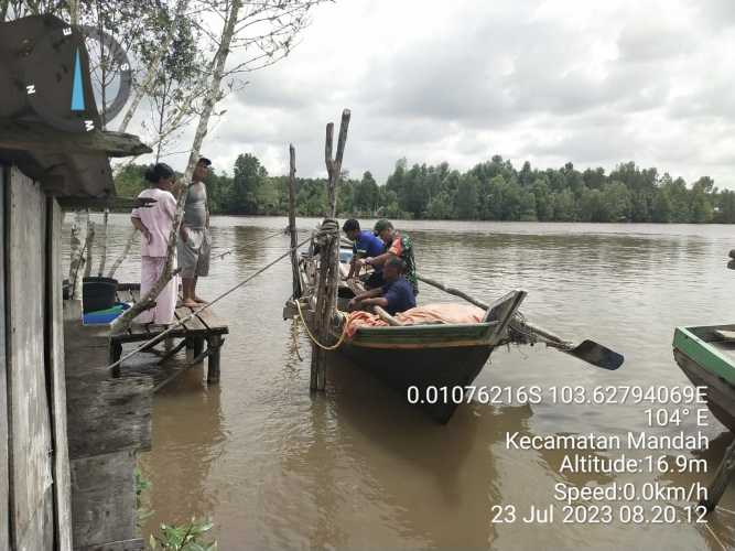 Babinsa Bekawan Ingatkan Nelayan Setempat Jaga Keselamatan Ketika Melaut