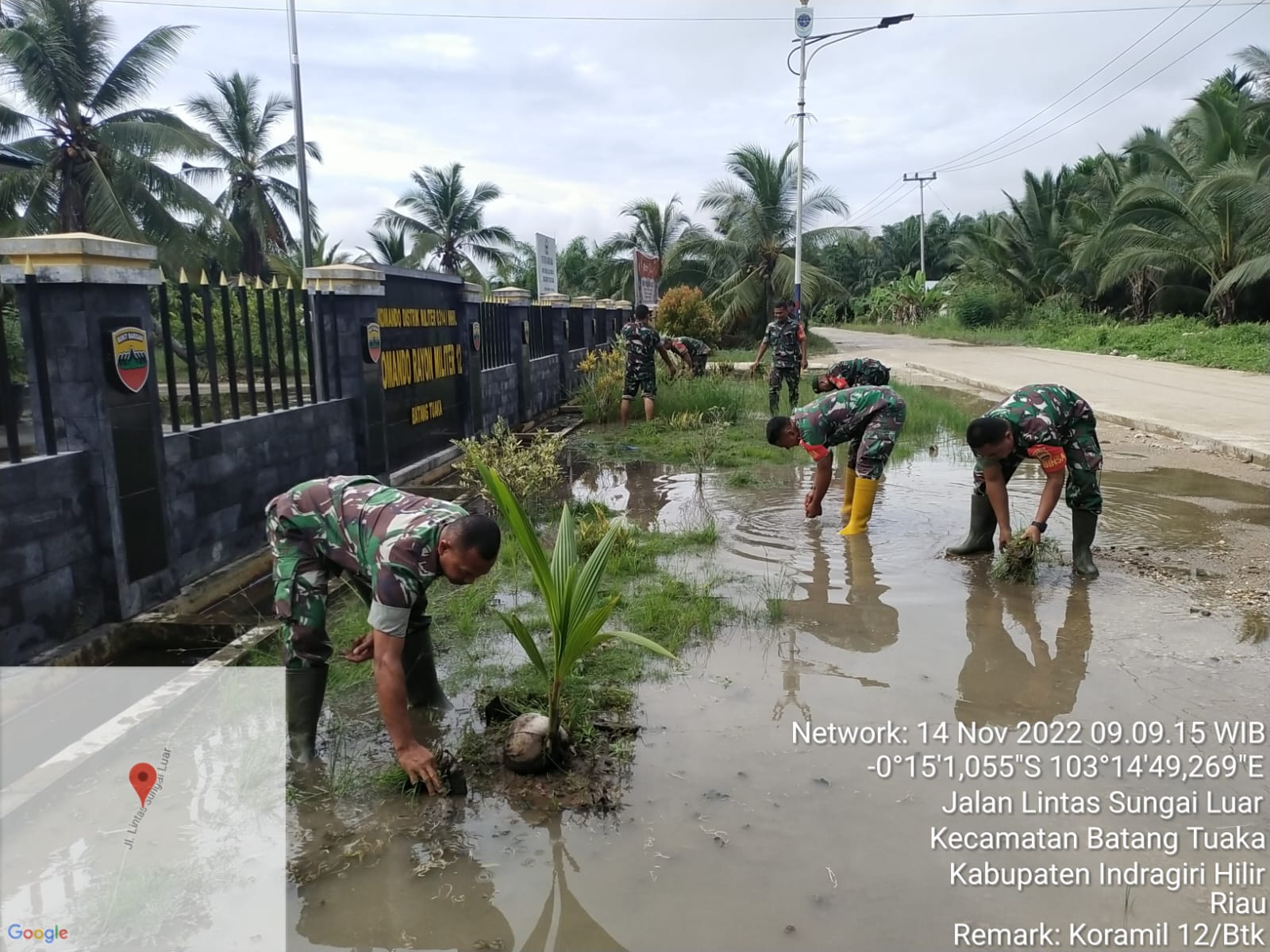 Babinsa Koramil 12/Batang Tuaka  Melaksanakan Pembersihan Pangkalan di Koramil