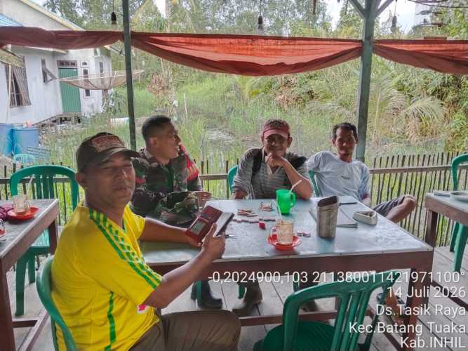 Babinsa Tasik Raya Ciptakan Kondisi Keamanan yang Kondusif Melalui Kegiatan Komsos