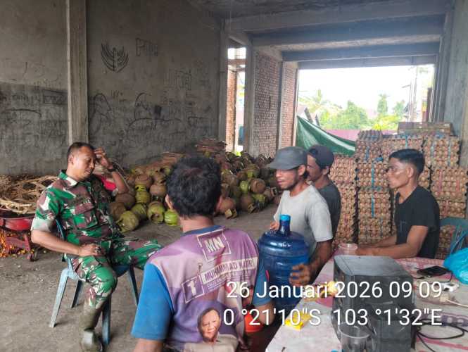 Babinsa Sertu Suratno menjalankan penyuluhan menghadapi musim pancaroba